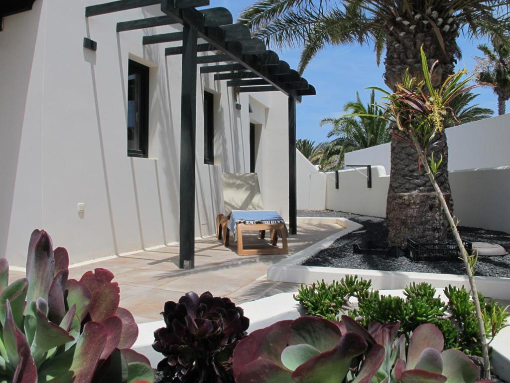 Bungalow Goa Pool View, Playa Roca Residence Sea Front Access - Free Ac - Wifi Costa Teguise Eksteriør billede